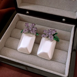 Weiße Rechteckige Kunstperlen Ohrhänger Lila Strass Blume Mit Silberner Ohrnadel Retro Floraler Schmuck Für Damen