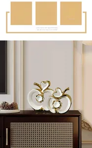 Nahaufnahme eleganter Keramik-Apfel-Deko mit Blattgold-Details und Blumenmotiven