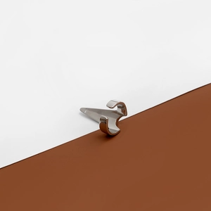 Bague de tricotage argentée style Wolverine sur un fond bicolore au design minimaliste