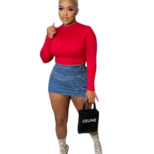 Κόκκινο crop top με μακριά μανίκια και τζιν μίνι φούστα με καρδιά και φερμουάρ