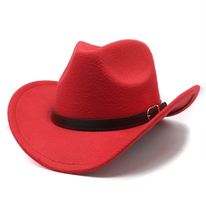 Detailansicht eines roten Filz-Cowboyhutes mit braunem Lederband und goldener Schnalle