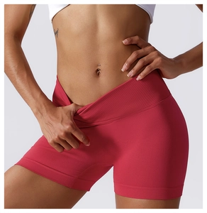 Detail der hohen Taille mit Kreuzrippung an rosa nahtlosen Scrunch-Yoga-Shorts