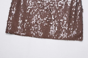 Vue détaillée des paillettes marron superposées avec texture et fini métallique