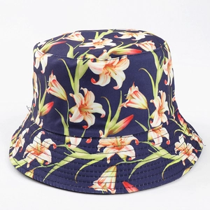 Détail d'un chapeau bob bleu marine avec imprimés floraux de lys et coutures renforcées