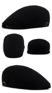 Détail de la boucle métallique de réglage latérale d'un béret noir en suédine