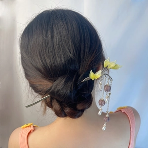 Detail der Maiglöckchen-Haarnadel mit zarten Blumentasten an einer eleganten Hochsteckfrisur