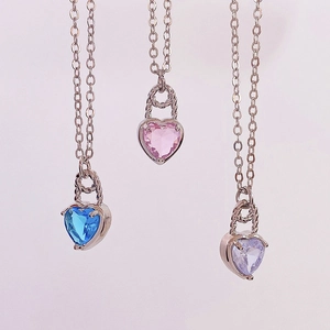 Ensemble de colliers avec pendentifs cœur en zircon coloré, bleu, rose et violet
