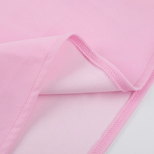 Dettaglio delle cuciture di precisione e del tessuto rosa di un abito slim