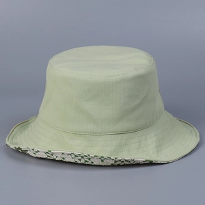 Détail d'un chapeau bob en coton vert clair avec bord intérieur à motif floral