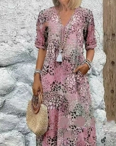 Détail d'une robe rose à fleurs avec col en V et tissu en coton et lin respirant