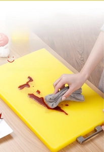 Detail showing the easy-to-clean PE plastic cutting board with a damp cloth wipe