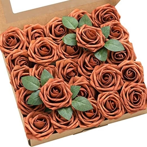 Draufsicht auf rostrote Schaumrosen, ordentlich in einer Kraftpapier-Box arrangiert