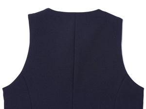 Gros plan du décolleté arrière supérieur et de la couture d'épaule d'un ensemble gilet bleu marine
