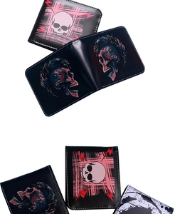 Dettaglio di portafogli stile punk retrò con varie stampe di teschi e cuciture accurate