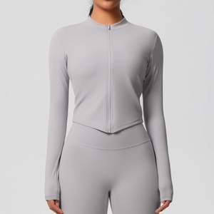 Détail de veste de yoga grise ajustée avec passe-pouces et ourlet en forme de V