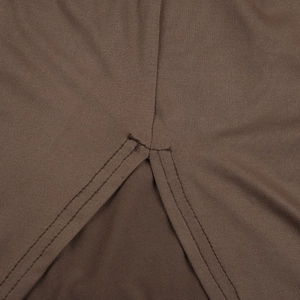 Gros plan sur la double couture et la fente latérale de la robe longue marron foncé