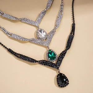 Luxurious teardrop crystal sweater necklace with emerald green and clear stones