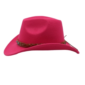 Détail d'un chapeau fedora rose avec bande en cuir tressé et perles turquoise