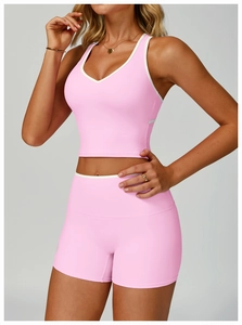 Détail de l'ensemble de yoga rose avec bordures contrastées sur le haut et le short