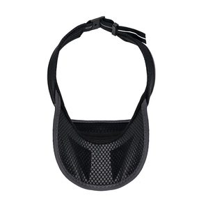 Détail de la boucle réglable et du mesh respirant sur la visière de sport noire
