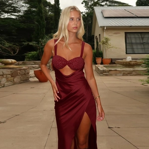Détail de la robe de soirée en satin bordeaux avec décor argenté et taille ajourée