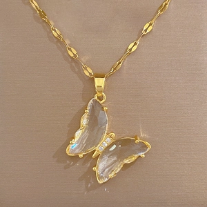Elegante collana a farfalla in acciaio al titanio dorato con ali in cristallo e zirconi