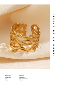 Macro di anello corallo placcato oro 18K su seta, con dettagli ramificati organici