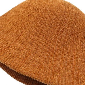 Détail de la texture épaisse en chenille orange-marron sur un chapeau cloche chaud
