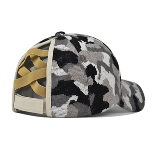 Detail der Camouflage-Strickmütze mit gekreuzter Pferdeschwanzöffnung und Klettverschluss