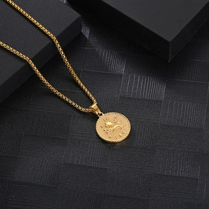 Details der goldenen Löwe-Sternzeichen-Münze mit Boxkette auf schwarzem Hintergrund