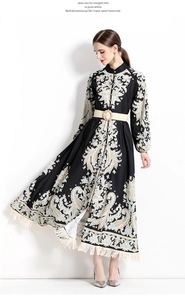 Détail d'une robe longue bohème à motif paisley avec manches longues et ourlet à franges