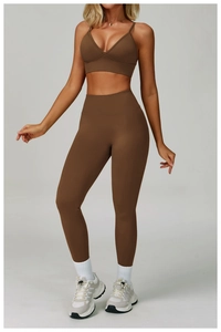 Détail de l'ensemble de yoga marron chocolat sans couture avec legging et brassière