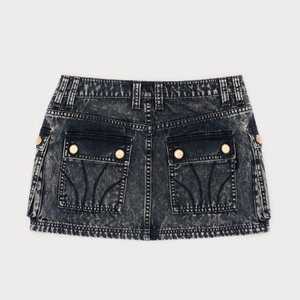 Détail de la jupe en jean cargo gris foncé avec grandes poches et boutons métalliques