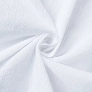 Vue macro d'un tissu de coton plissé blanc de haute qualité avec une texture fine et douce