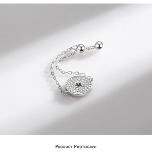 Vue détaillée bague chaîne en argent avec pendentif pavé de diamants et étoile noire