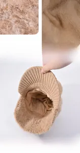 Détail de casquette de baseball d'hiver kaki avec texture en maille et doublure en peluche