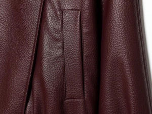 Vue détaillée du cuir PU grainé litchi et de la poche avant sur la veste de mode