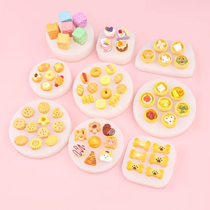Mini-Silikonformen für DIY-Miniaturlebensmittel aus Ton und Harz auf rosa Hintergrund
