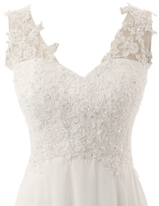 Gros plan détaillé de la robe de mariée blanche col en V avec dentelle florale et paillettes