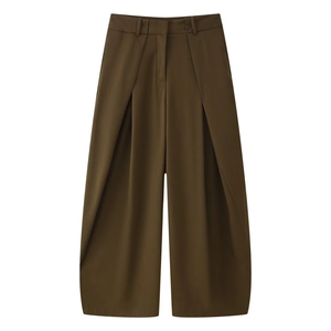 Pantalon large plissé à taille haute vert olive avec une silhouette fluide élégante