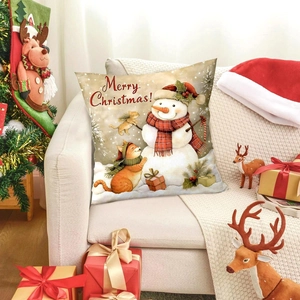 Weihnachts-Kissenbezug mit Schneemann und Katze auf Sofa mit festlicher Dekoration