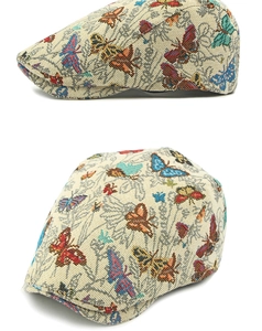 Detailweergave van etnische jacquard newsboy pet met kleurrijke vlinderpatronen en textuur