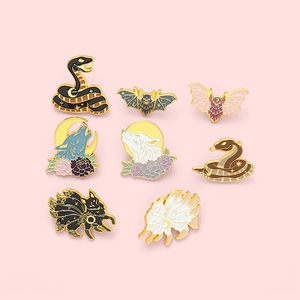 Set dunkler mystischer Emaille-Pins mit Füchsen, Wölfen, Fledermäusen und Schlangen