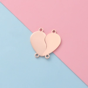 Vue macro de pendentifs cœur en or rose pour bracelets DIY en design détachable