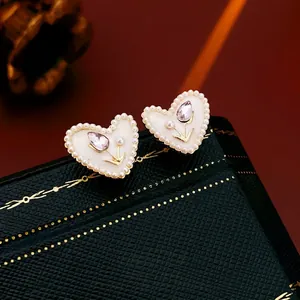 Orecchini vintage a cuore con tulipano in smalto e bordo di piccole perle