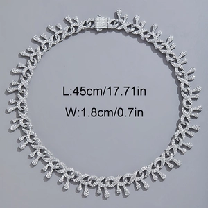 Détail de la chaîne hip-hop argentée avec zircons, dimensions 45 cm de long et 1,8 cm