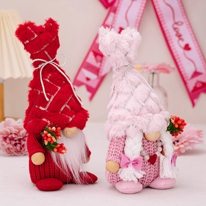 Détail de gnomes de Saint-Valentin en peluche avec chapeaux à paillettes et décors de cœur