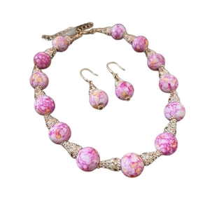 Set vintage collana e orecchini con perle di marmo rosa e dettagli in strass dorati