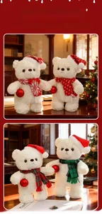 Dettaglio dell'orso di peluche natalizio con sciarpa e cappello in un ambiente festivo
