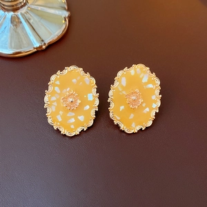 Vintage oval floral earrings with white shell fragments in a gold metal frame